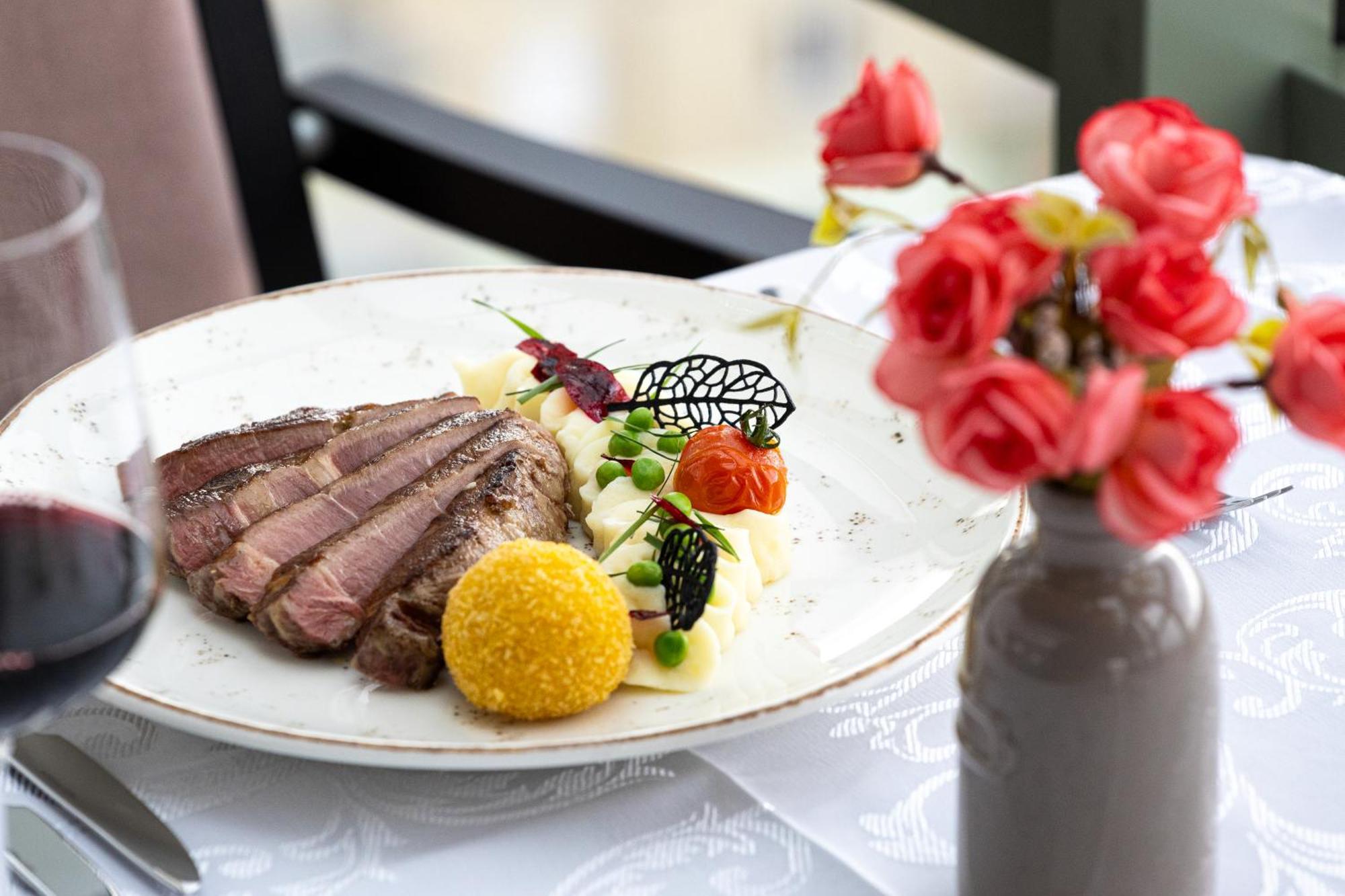 Hotel Golden Tulip Ana Tower Sibiu Bagian luar foto