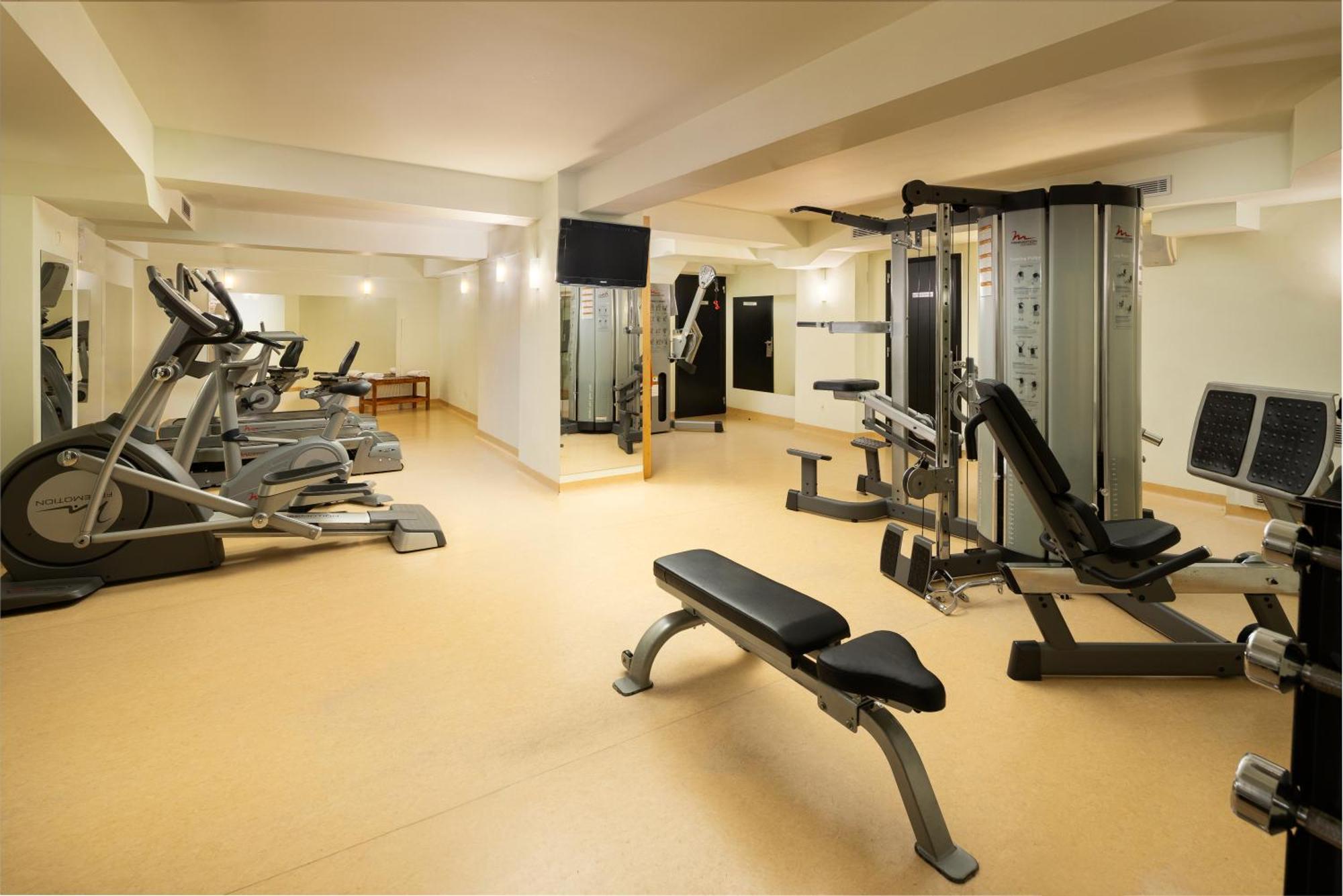 Hotel Golden Tulip Ana Tower Sibiu Bagian luar foto