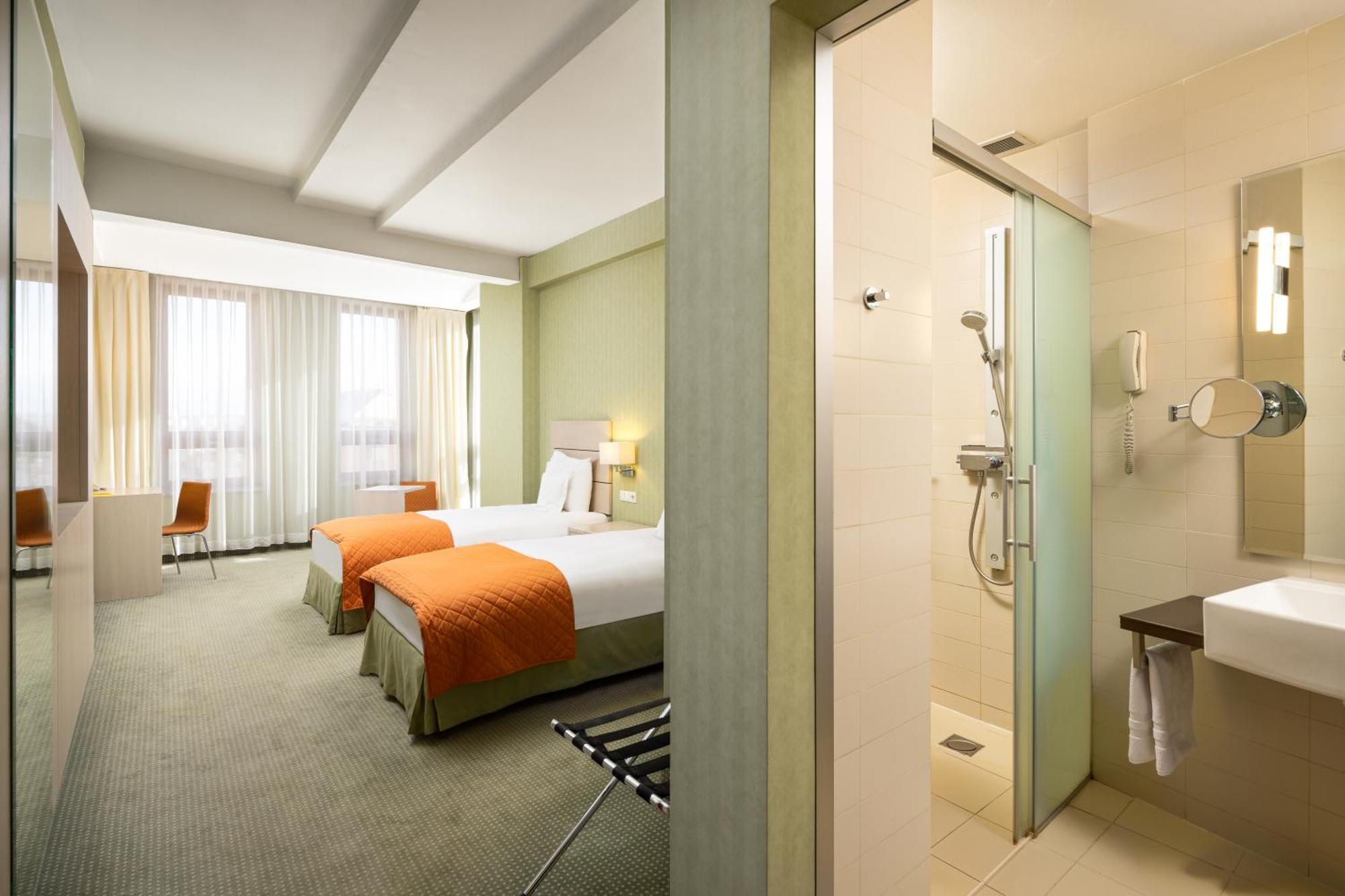 Hotel Golden Tulip Ana Tower Sibiu Bagian luar foto